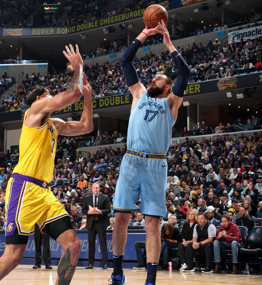 鹈鹕横扫西班牙男篮，莫里斯制霸全场