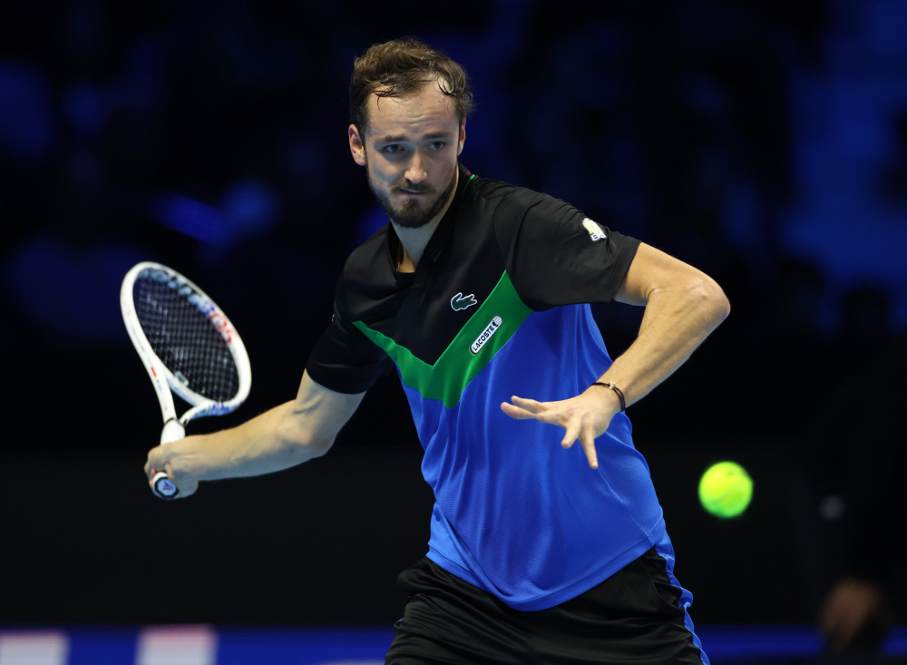 包含意大利网球队逆转日本网球队，梅德韦杰夫打破历史纪录的词条