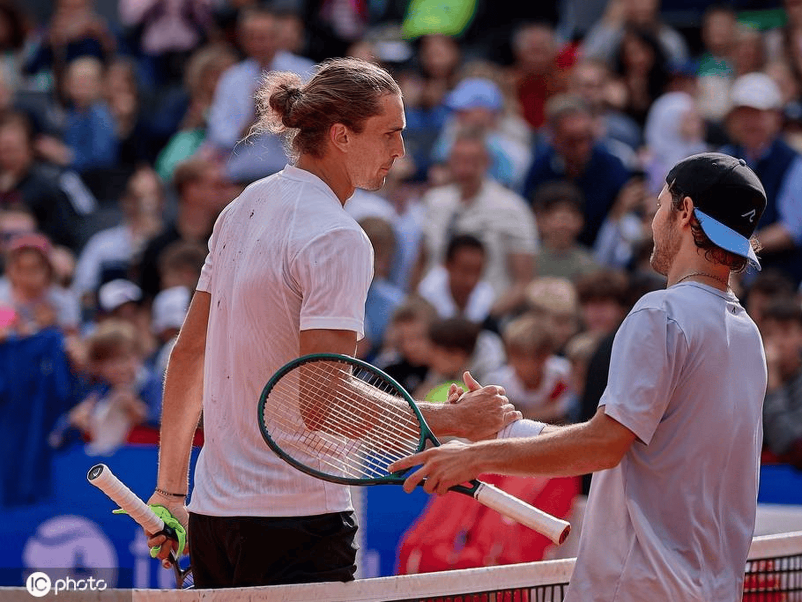 日本网球队轻取德国网球队，兹维列夫关键制胜