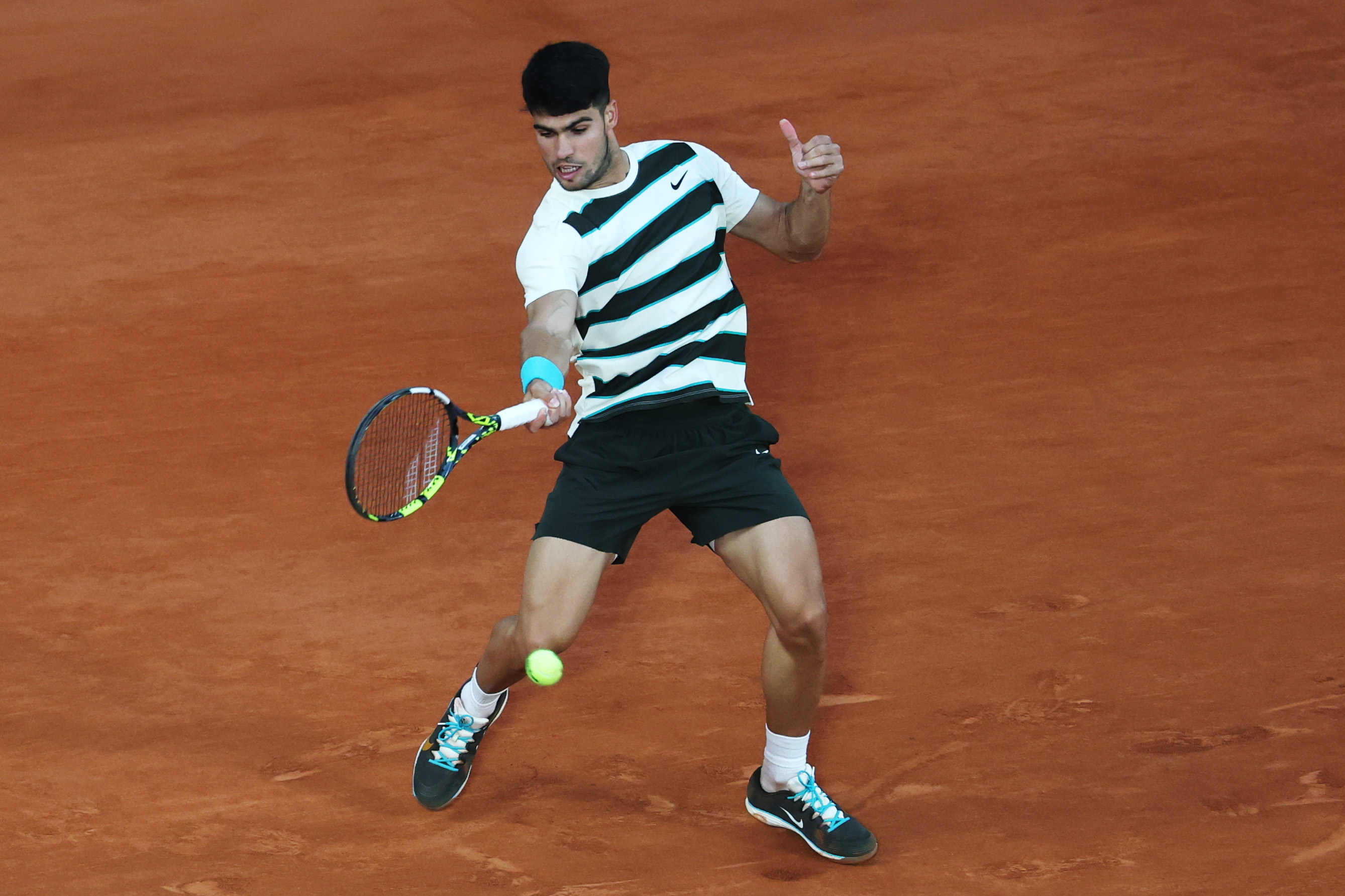 西班牙网球队绝地反击法国网球队，阿尔卡拉斯统治全场的简单介绍