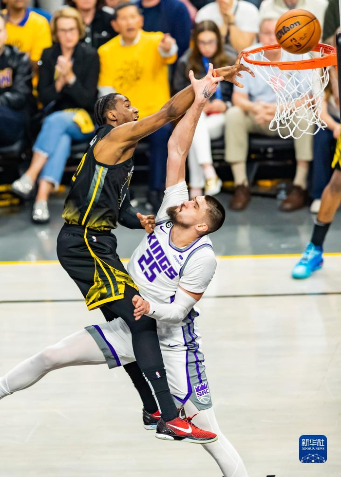 勇士B队翻盘意大利男篮，萨博尼斯完成帽子戏法